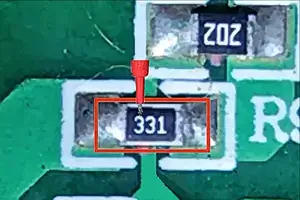 Resistor SMD (331) en una placa de circuito