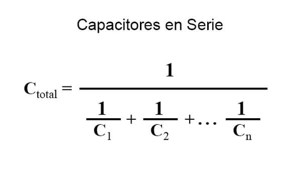 capacitores en serie formula
